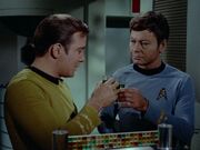 Kirk und McCoy trinken zusammen