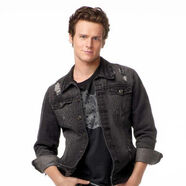 300.glee.groff.jonathan.lc.050410