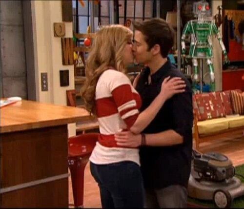 500px-Seddie_Kiss_iLostMyMind.jpg