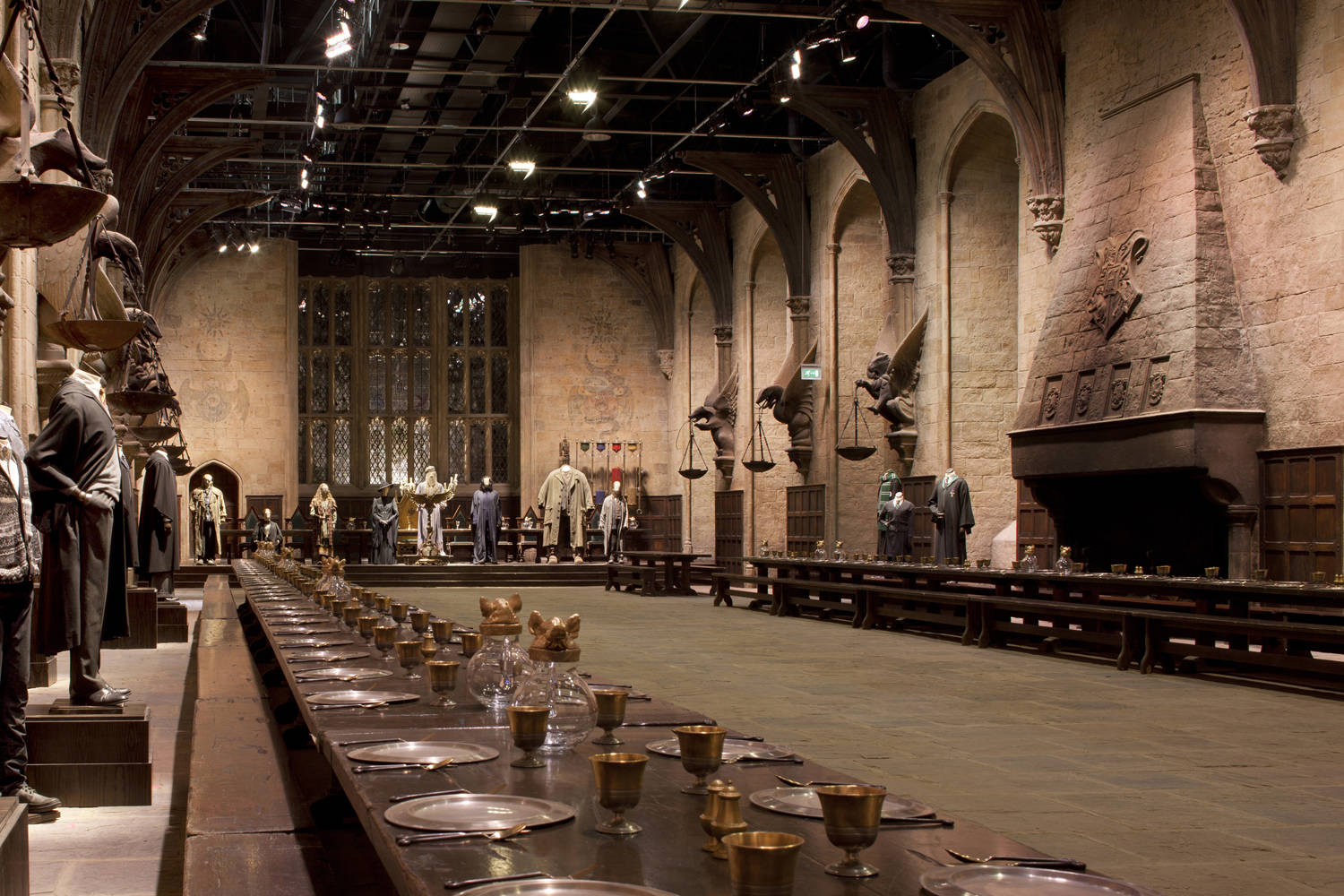 http://img1.wikia.nocookie.net/__cb20120812171638/harrypotter/images/4/4d/GreatHall.jpg