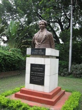 Kolkata Derozio statue
