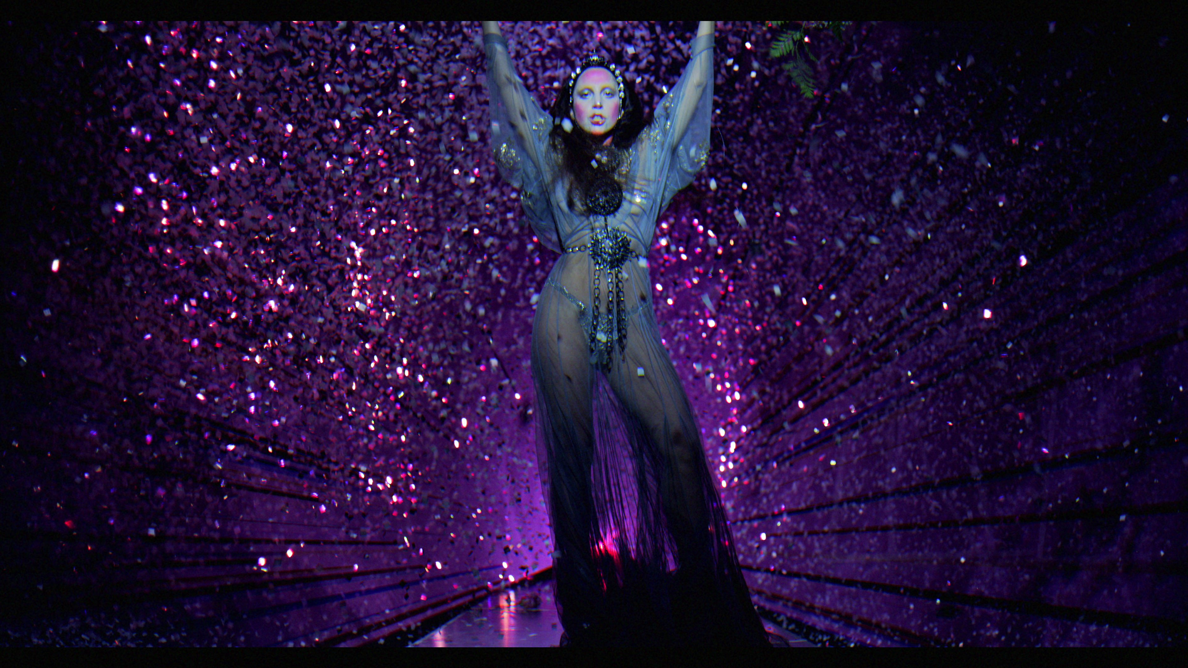 Applause_Music_Video_068.jpg