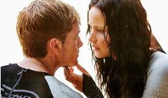 Katniss y Peeta apunto de besarse