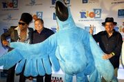 18mar2014---o-personagem-blu-posa-com-carlinhos-brown-boni-e-sergio-mendes-dir-no-tapete-vermelho-da-premiere-do-filme-rio-2na-cidade-das-artes-na-barra-da-tijuca-no-rio-1395231819481 750x500
