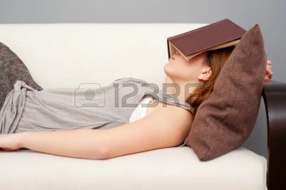 9145791-dormir-avec-un-livre-sur-son-visage-de-femme.jpg