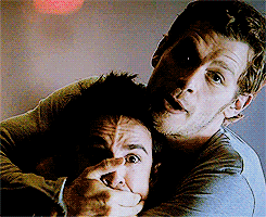I promise I`m not a serial killer. I just want to use your phone. Klaus-snaps-tyler's-neck