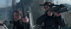 Katniss y Gale disparando en el Distrito 8