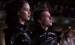 Peeta y Katniss en el desfile de tributos de los 74° JDH