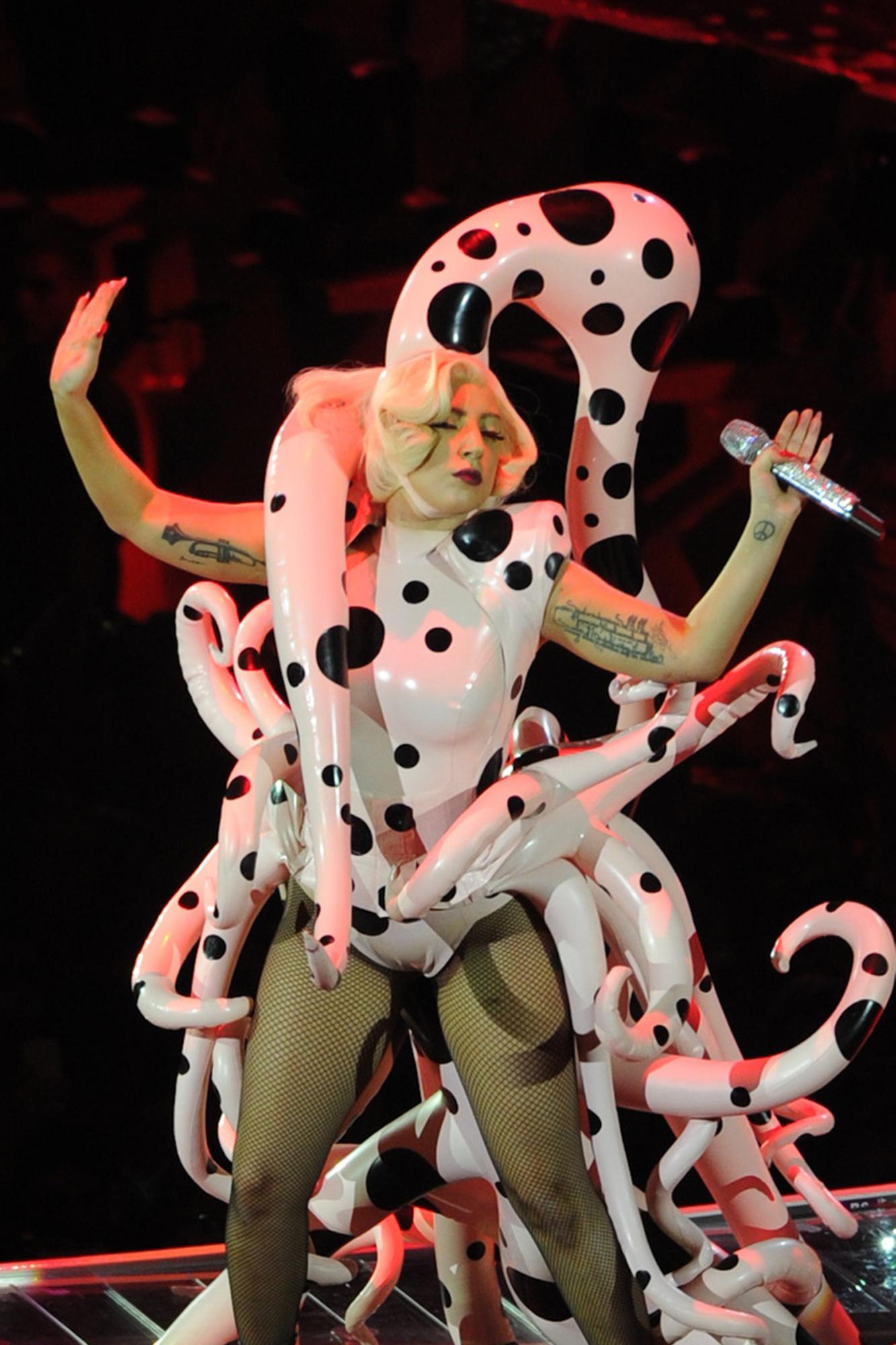 9-24-14_Paparazzi_artRAVE_the_ARTPOP_Bal