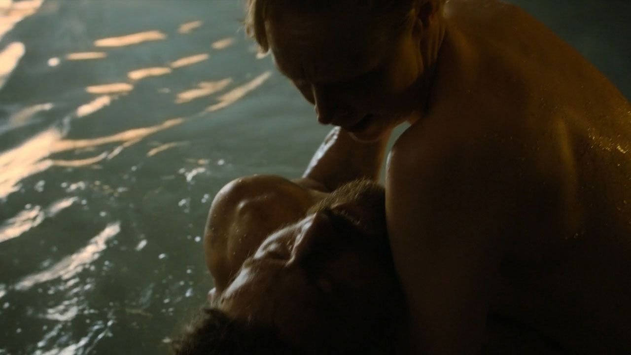 http://img1.wikia.nocookie.net/__cb20130614032749/gameofthrones/images/5/52/Brienne_and_Jaime_Kissed_by_Fire.jpg