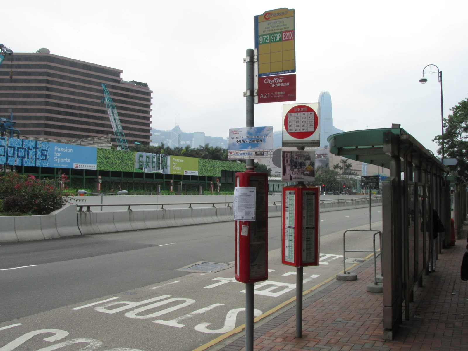新:尖东站(东行站) 城新:新世界中心(西行站) 屿巴:尖沙咀新世界中心